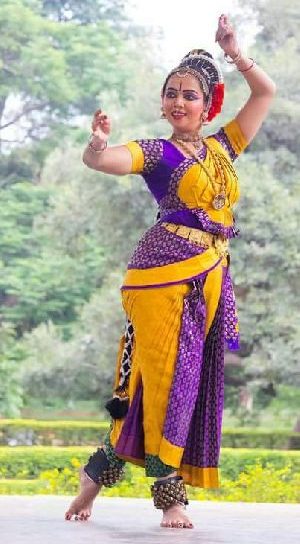 kuchipudi dance costume 01 1533125598_p_4157837_768275 300x544